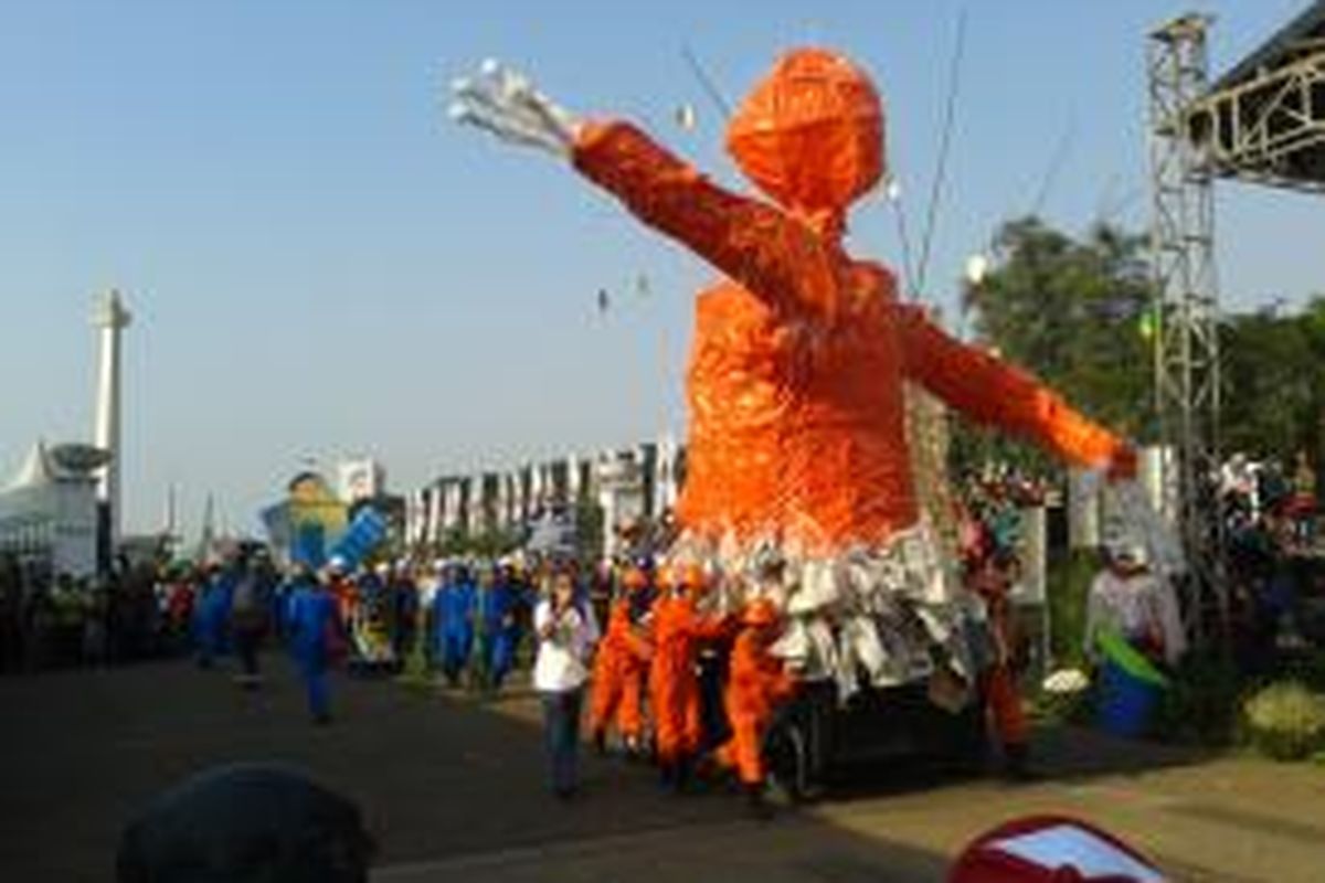 Patung dari Dinas Kebersihan yang ditampilkan di acara Jakarnaval 2014, Minggu (22/6/2014). Patung berwarna oranye ini terbuat dari bahan daur ulang.