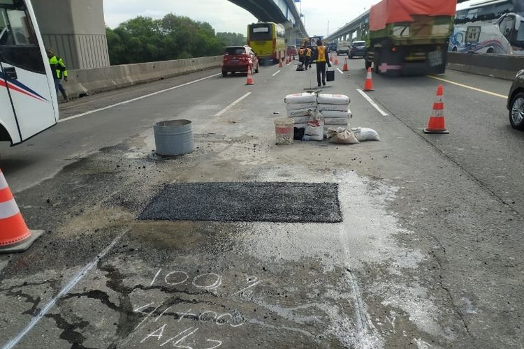 Perbaikan jembatan di Jalan Tol arah Cikampek KM 41