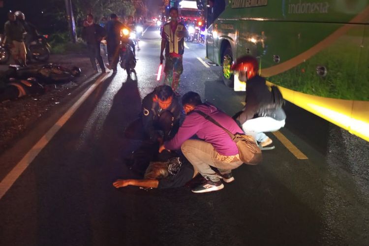 Korban kecelakaan lalu lintas yang terjadi di Jalan Raya Desa Jambu, Kecamatan Cerme, Gresik, Jawa Timur, Selasa (28/11/2023) malam.