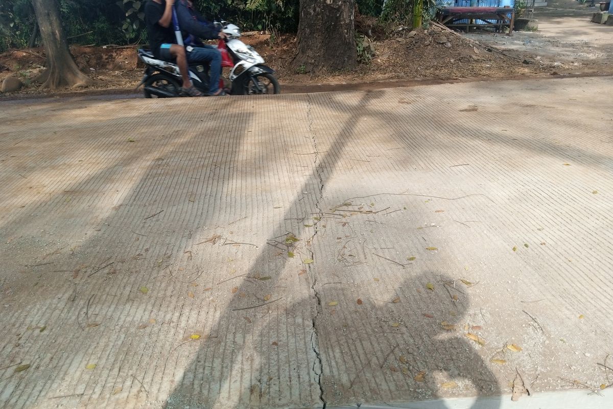 Pembangunan jalan rigid beton di poros Antang, Kecamatan Manggala retak-retak sebelum digunakan.