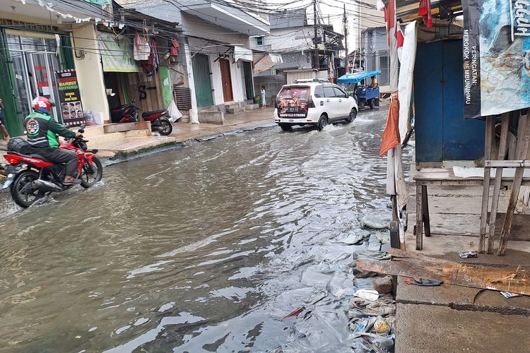 Genangan air banjir rob di Dermaga Ujung II, Muara Angke, Jakarta Utara. Sabtu, (6/7/2024).