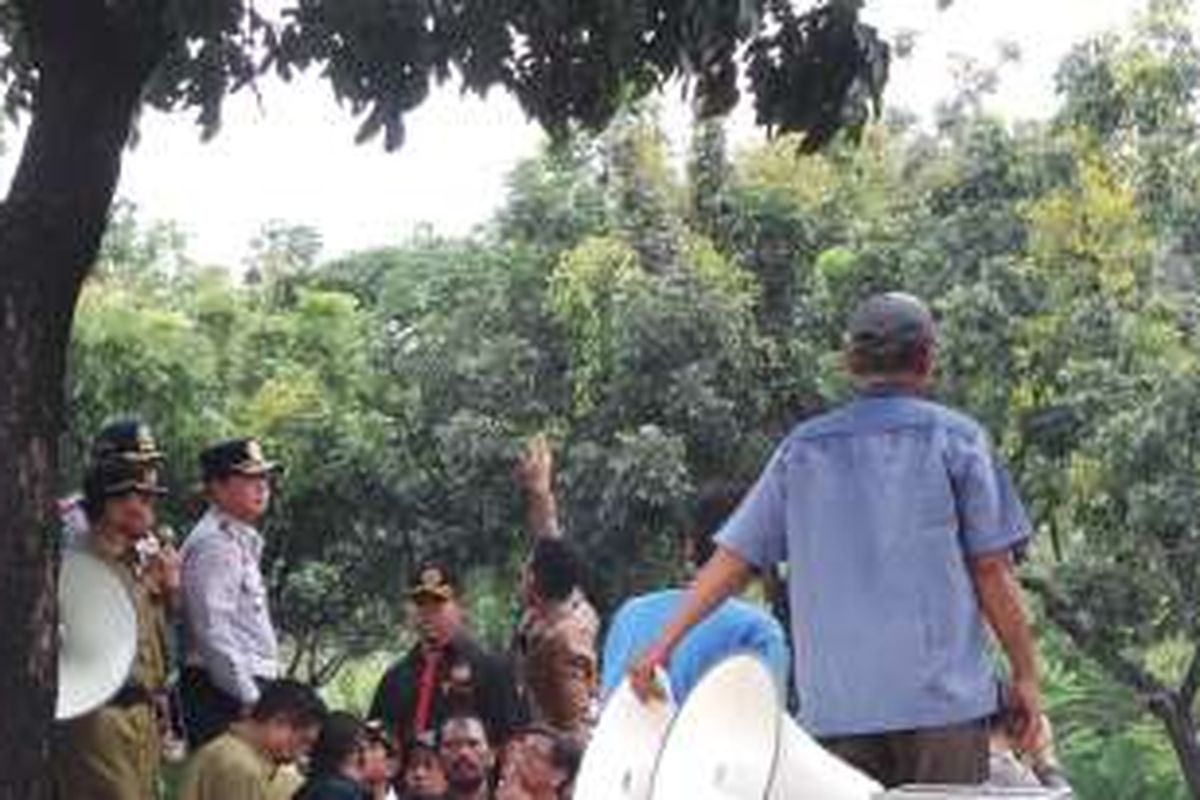 Ratusan sopir KWK melakukan aksi unjuk rasa di depan Balai Kota DKI Jakarta, Selasa (22/3/2016). Mereka menuntut empat hal itu 