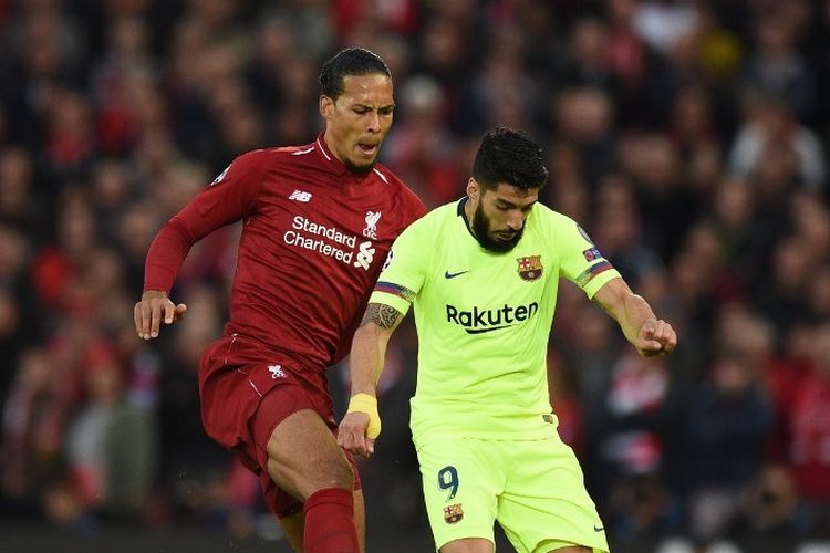 Virgil van Dijk mengawal ketat Luis Suarez pada pertandingan Liverpool vs Barcelona dalam semifinal Liga Champions di Stadion Anfield, 7 Mei 2019. 