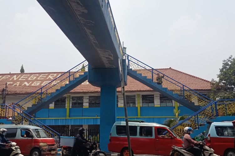 JPO Depan SMPN 5 Kota Tangerang Diperbaiki Usai Setahun Terbengkalai, Railing Tangga Terpasang