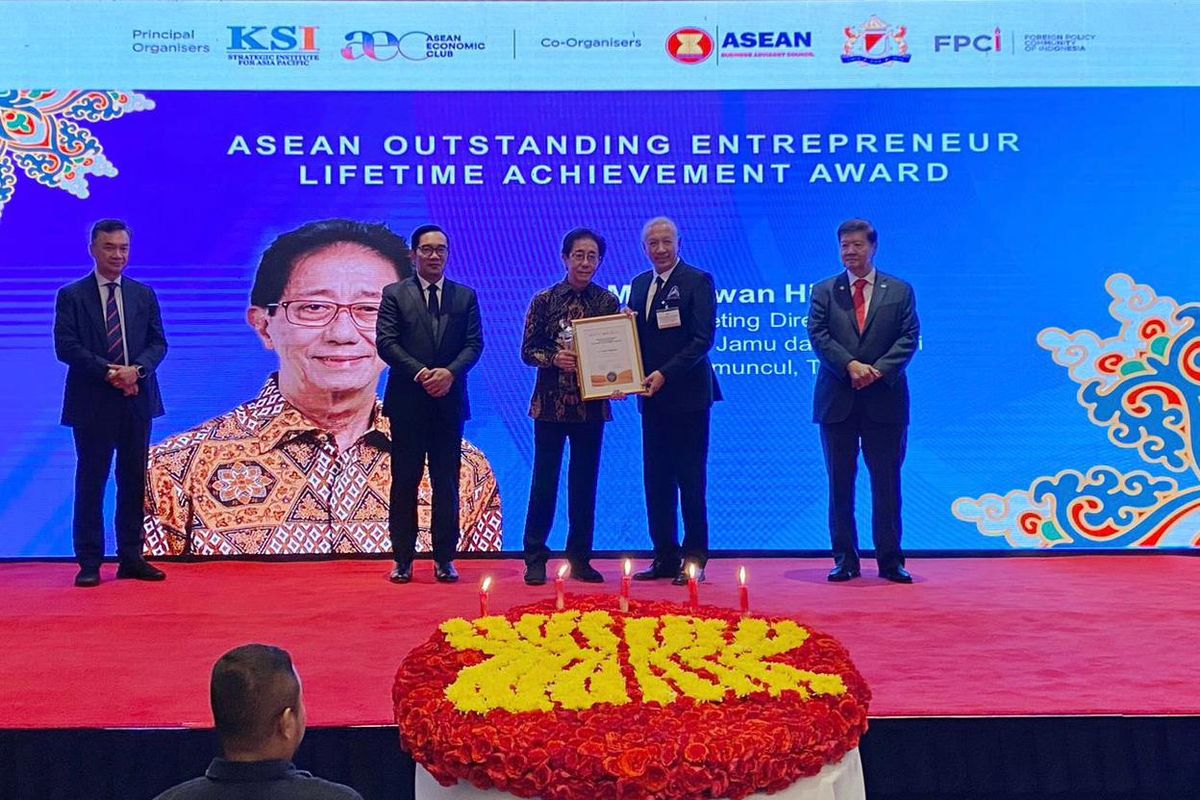 Direktur PT Industri Jamu Dan Farmasi Sido Muncul TBK atau Sido Muncul, Irwan Hidayat, menyabet penghargaan Asean Outstanding Entrepreneur Lifetime Achievement Award dari Co chairs and Exco of the Asean Economic Club dalam kegiatan ASEAN Leadership and Partnership Forum (ALPF) 2023 yang digelar di Hotel Le Meridien, Jakarta Pusat, Kamis (11/5/2023). 