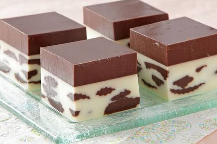 Puding cokelat lapis. 