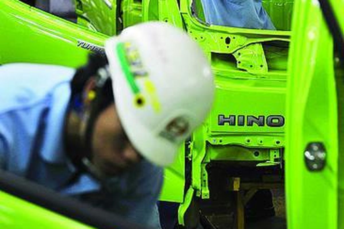 Perakitan truk di pabrik Hino di Kawasan Industri Bukit Indah, Purwakarta, Jawa Barat, Rabu (16/3). PT Hino Motors Manufacturing Indonesia (HMMI) secara resmi mengekspor kendaraan jadi Hino Dutro ke Vietnam sebagai kelanjutan ekspor suku cadang ke Malaysia, Thailand, Pakistan, dan Vietnam.