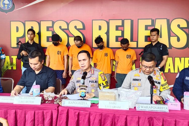 Polresta Pekanbaru saat menggelar konferensi pers pengungkapan kasus peredaran narkotika antar provinsi, Selasa (12/12/2023).