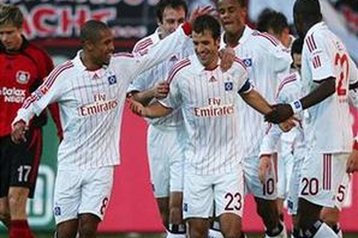 Kegembiraan Rafael van der Vaart (tengah) seusai mencetak gol. Sayang, golnya gagal membawa kemenangan atas Bayer Leverkusen.