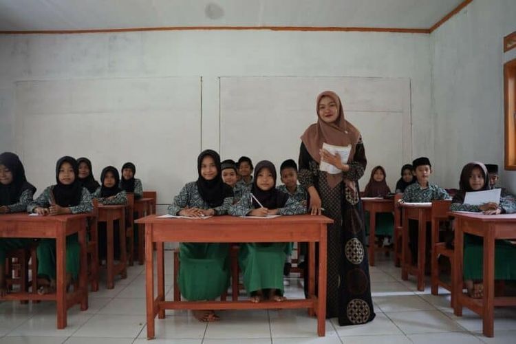 Kebahagiaan para siswa Madrasah Ibtidaiyah Auladul Fajri seusai sekolahnya mendapatkan renovasi dari kolaborasi Dompet Dhuafa dan Telkom Group, yang telah usai pada Jumat (31/1/2025), Pandeglang, Banten.
