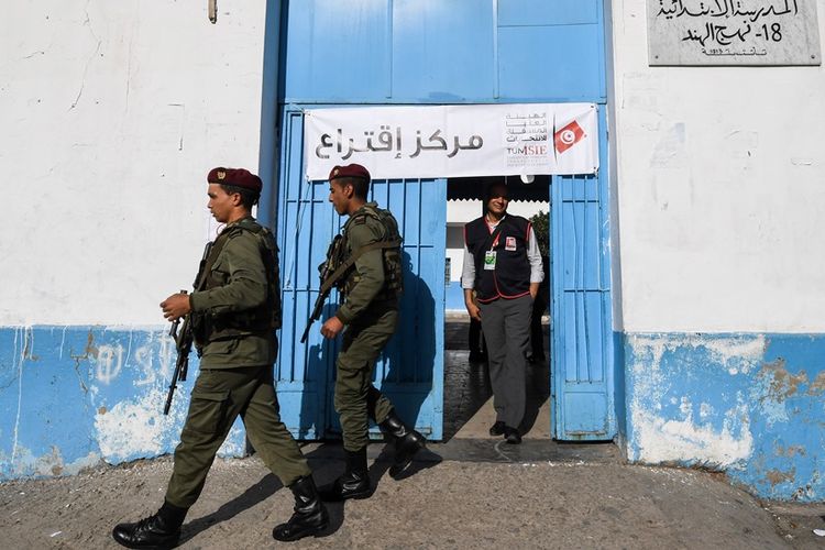 Anggota tentara Tunisia berjaga di depan lokasi pemungutan suara dalam pemilihan kota, Minggu (29/4/2018).