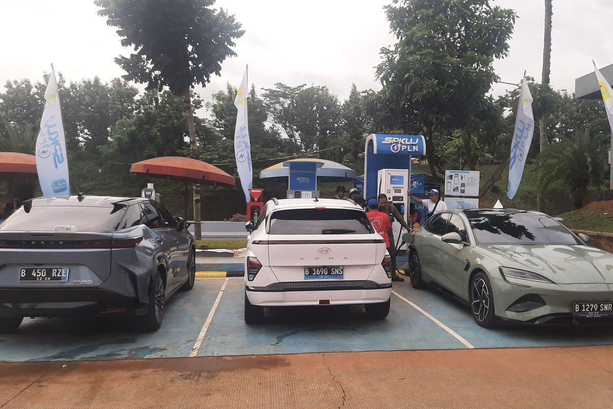 Sejumlah pengemudi mobil listrik yang berhenti di rest area 102 ruas Tol Jakarta-Cikampek dihadapkan dengan kendala tidak terduga pada Sabtu (21/12/2024).