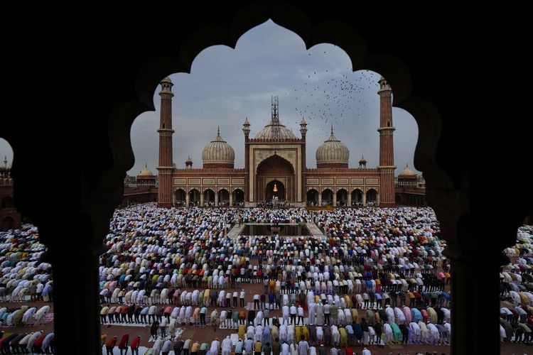 Umat Muslim melaksanakan shalat Idul Adha di Masjid Jama, di New Delhi, Minggu, 10 Juli 2022.