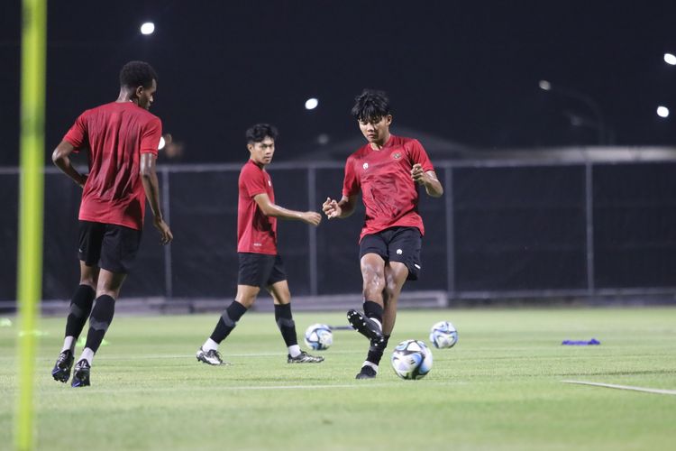 Jelang Piala Dunia U17 2023 pemain Timnas Indonesia Arkhan Kaka latihan bersama sesuai dengan jadwal FIFA di Lapangan A Stadion Gelora Bung Tomo Surabaya, Jawa Timur, Senin (6/11/2023) malam.