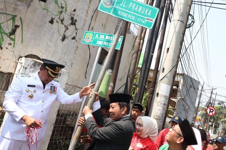 Pemerintah Kota Bekasi resmi mengganti sebanyak 12 nama jalan, salah satunya Jalan Pramuka yang berlokasi di Alun-Alun Kota Bekasi.