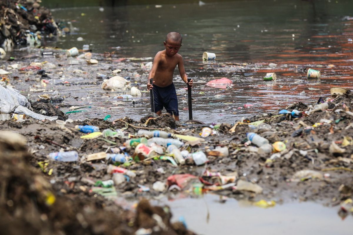 Polusi air. Seorang anak mencari sampah berupa besi di Kanal Banjir Barat (KBB) sungai Ciliwung di Tanah Abang, Jakarta Pusat, Senin (11/9/2017). Pengerukan lumpur dilakukan untuk memperlancar aliran air sungai serta mengantisipasi datangnya musim hujan yang mengakibatkan banjir yang kerap terjadi di Jakarta.