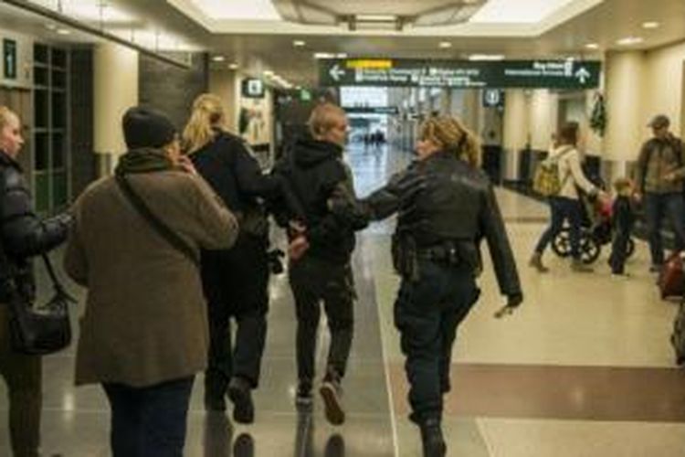 Seorang pendemo ditahan karena mengganggu aktivitas di bandara internasional Minneapolis-St. Paul. 