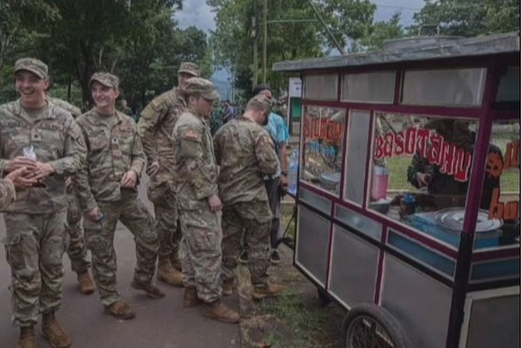 Media sosial diramaikan dengan foto sejumlah tentara Amerika Serikat yang mengantre untuk menyantap kuliner lokal baso tahu di pinggir jalan.