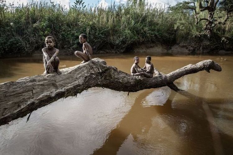 Anak-anak Suku Dani tengah bermain di sungai di desa Soroba, Wamena, Papua 