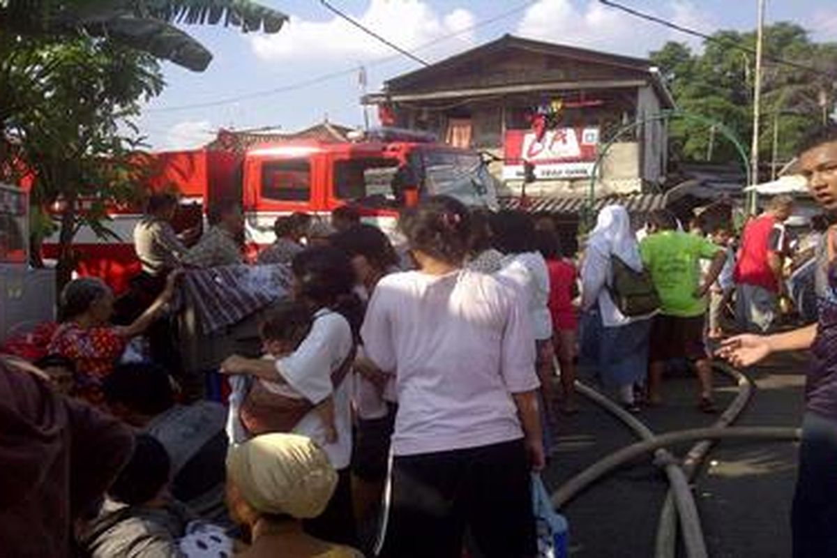 Lima rumah petak di Jalan Kramat Cikini RT 7 RW 1 Kelurahan Pegangsaan, Menteng, Jakarta Pusat, terbakar, Jumat (22/6/2012)petang. 