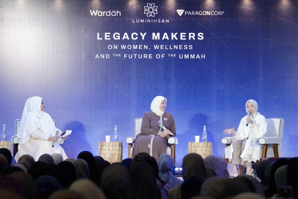 Clinical Professor of Psychiatry, Stanford University & President of Maristan, Dr. Rania Awaad (tengah) dan Co-Founder & Deputy CEO of ParagonCorp dr. Sari Chairunnisa, Sp.KK, FINSDV (kanan) dalam acara Legacy Makers Summit: On Women, Wellness, and the Future of Ummah di Maybank Building, Jakarta Pusat, Sabtu (12/7/2025).
