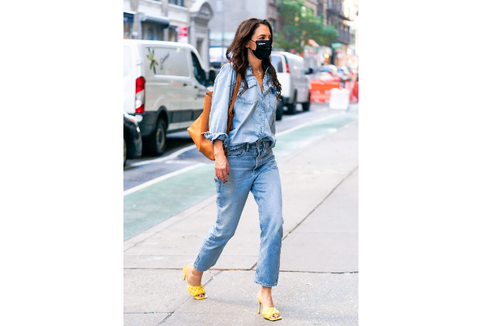 Katie Holmes Jalan Kaki di New York Pakai Sandal 