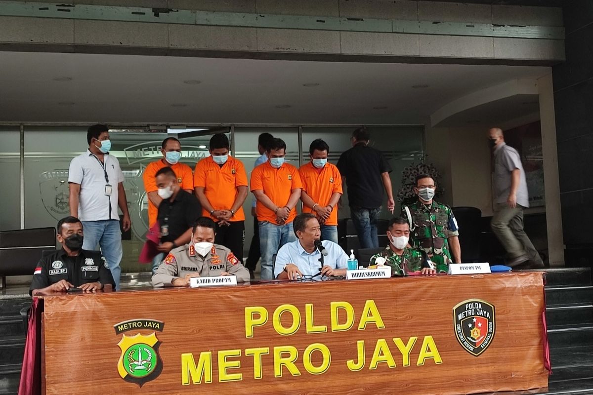Polisi menangkap empat orang terkait pengeroyokan terhadap seorang anggota TNI AD berinisial S (23) dan dua warga sipil, di kawasan Waduk Pluit, Jakarta Utara.   Tiga pelaku ditangkap lebih dahulu. Sedangkan satu pelaku lain ditangkap pada Selasa (18/1/2022). 