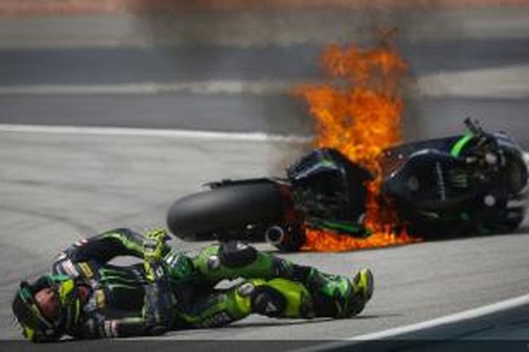 Pebalap Yamaha Tech3 asal Spanyol, Pol Espargaro, terjatuh dan motornya terbakar saat menjalani sesi latihan bebas ketiga GP Malaysia di Sirkuit Sepang, Sabtu (25/10/2014).