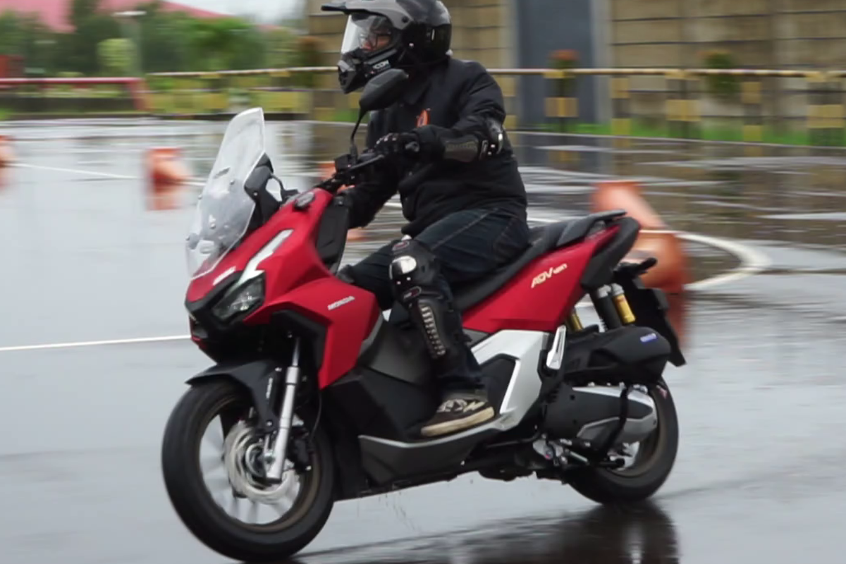 Test ride Honda ADV 160 di fasilitas safety riding AHM di Cikarang, Jawa Barat.