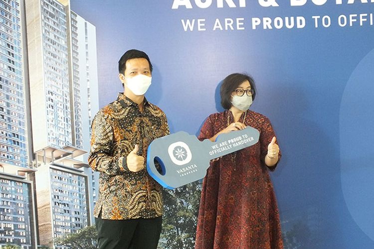 Presiden Direktur PT Sirius Surya Sentosa (Vasanta) Erick Wihardja (kiri) saat simbolisasi penyerahan kunci kepada salah satu pemilik unit Apartemen Vasanta Innopark pada Senin, (8/3/2021) di Cikarang Barat, Bekasi. 