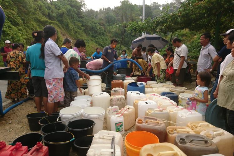 Pemkot Padang mendistribusikan air bersih kepada warga di Padang Selatan yang kekeringan akibat kemarau, Minggu (22/9/2019)