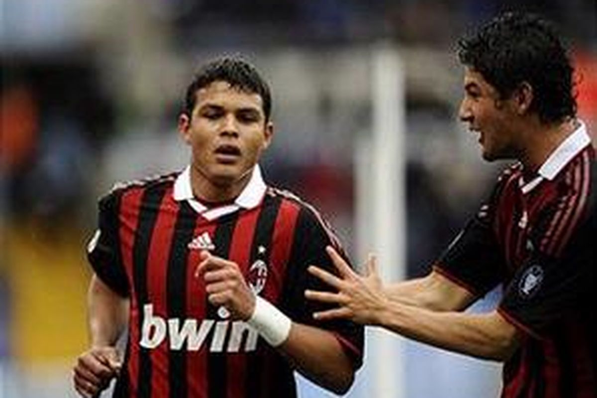 Bek tengah AC Milan, Thiago Silva (kiri).