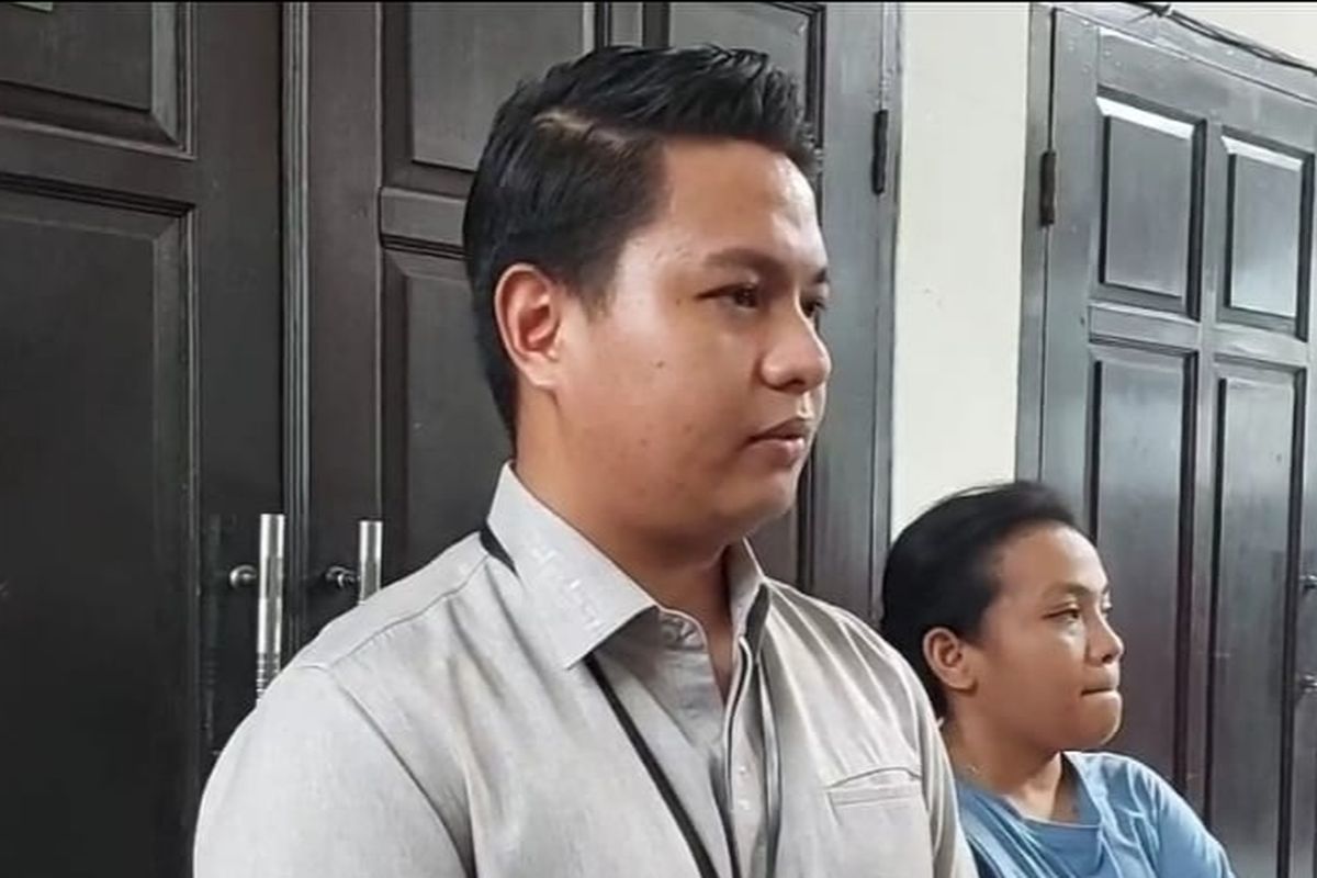 Penasehat hukum AG (15), Mangatta Toding Allo (tengah), saat berbicara di depan awak media usai menjalani agenda sidang tuntutan Jaksa Penuntut Umum (JPU) dalam perkara penganiayaan D (17) di Pengadilan Negeri Jakarta Selatan, Rabu (5/5/2023). 