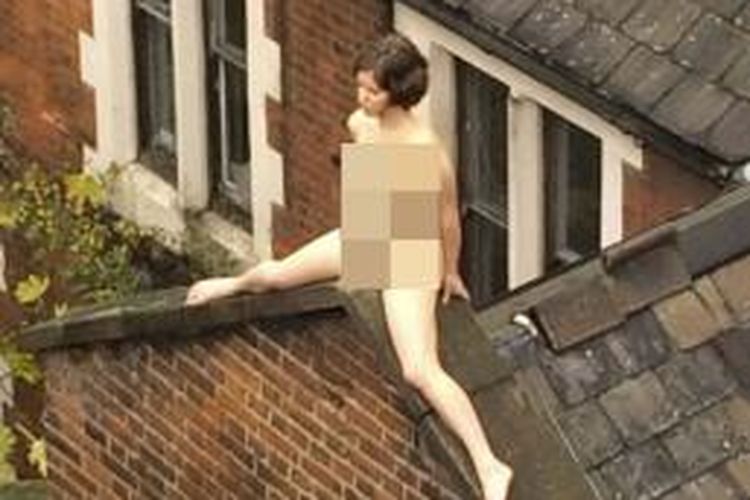 Poppy Jackson melakukan aksi dudul telanjang di atas atap rumah selama 4 jam.
