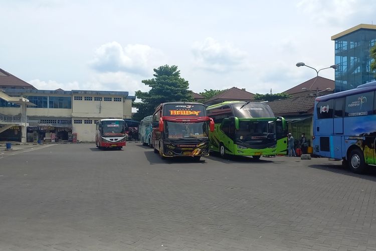 Suasana terminal Giwangan pada hari Minggu (4/8/2022) pasca harga BBM subsidi dan non subsidi naik.