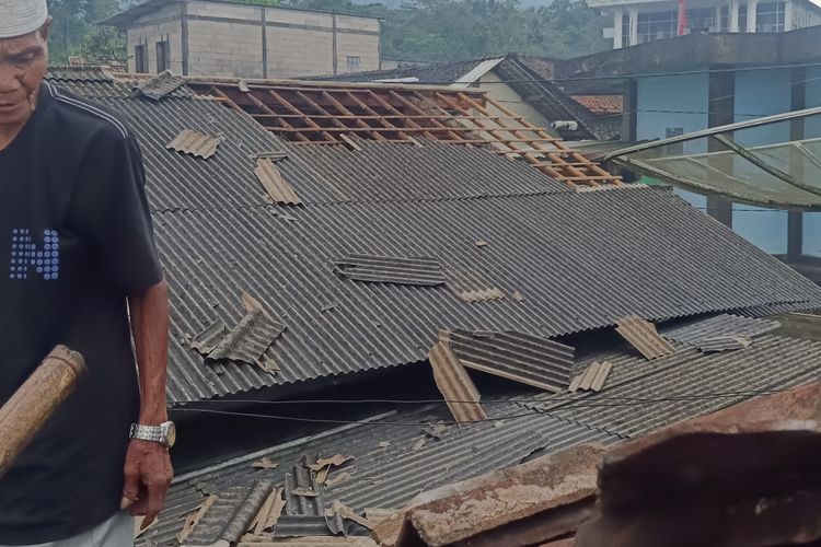 Hujan dan Angin Kencang Terjang Wonosobo, 15 Rumah Rusak dan Pohon Tumbang Tutup Akses Jalan