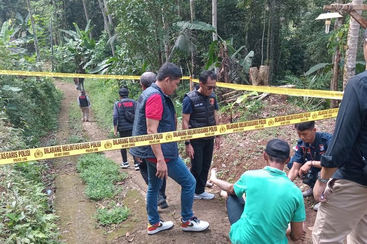 Penyidik Satreskrim dan Inafis Polres Ciamis, serta saksi menggelar rekonstruksi kasus mutilasi di Dusun Sindangjaya, Desa Cisontrol, Kecamatan Rancah, Rabu (12/6/2024).