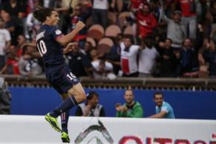 Striker Paris Saint-Germain, Zlatan Ibrahimovic, melakukan selebrasi gol pada saat melawan Guingamp di Stadion Parc des Princes, Paris, Sabtu (31/8/2013).