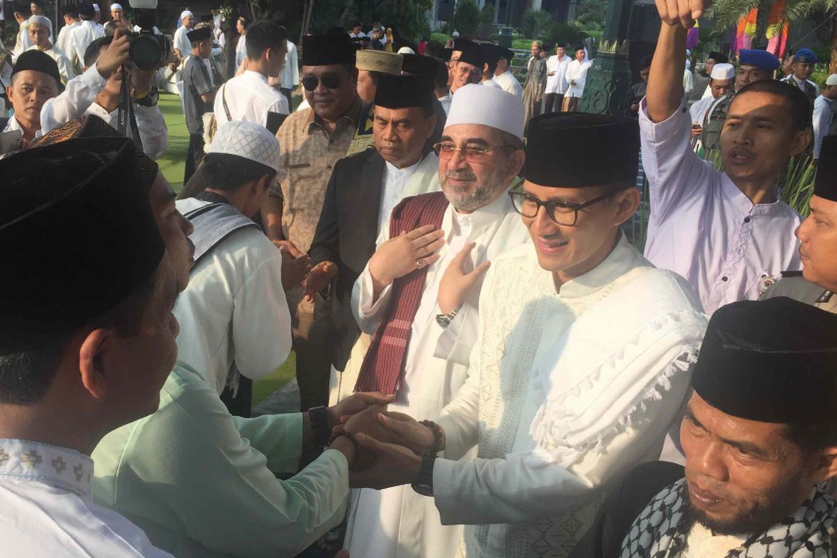 Wakil Gubernur DKI Jakarta Sandiaga Uno melaksanakan shalat id pertamanya dengan status Wakil Gubernur DKI Jakarta di halaman Balai Kota DKI Jakarta, Jakarta Pusat, Jumat (15/6/2018). 