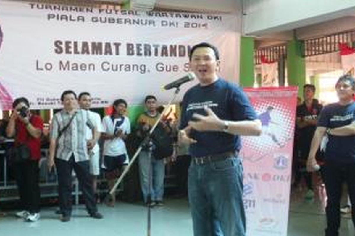 Plt Gubernur DKI Jakarta Basuki Tjahaja Purnama saat membuka Turnamen Futsal Wartawan DKI Piala Gubernur DKI 2014 di lapangan futsal di Gelanggang Olahraga Veldrome Rawamangun, Jakarta Timur, Sabtu (1/11/2014).