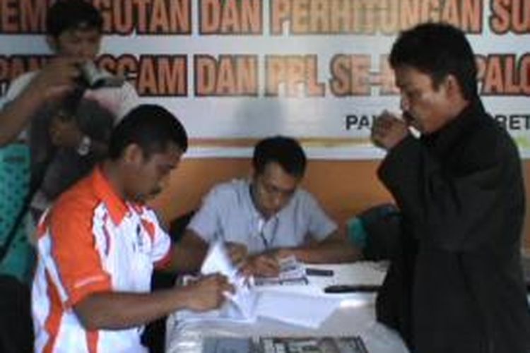Pengawas Pemilu (Panwaslu) Kota Palopo, Sulawesi Selatan,saat melakukan pemeriksaan Daftar Pemilih Tetap (DPT) yang bermasalah, Rabu (2/4/2014).