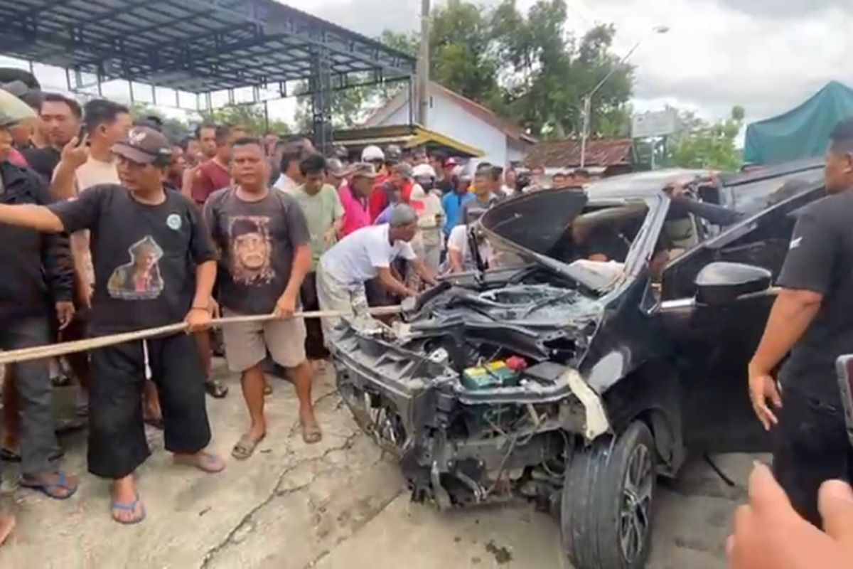Kecelakaan adu banteng antara truk ekspedisi melawan mobil Mitsubishi Xpander terjadi di Jalan Raya Ponorogo-Pacitan. Sopir mobil Mitsubishi Xpander sempat tergenjet body mobil, namun berhail dievakuasi dengan selamat dan hanya mengalami luka luka