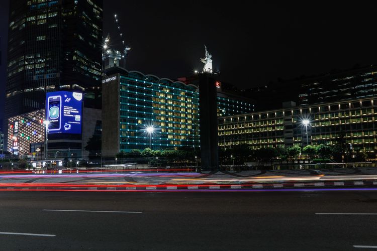 Hotel Indonesia Kempinski Jakarta menyalakan lampu-lampu kamar hingga membentuk lambang hati berukuran besar, Senin (22/4/2020). Aksi ini sebagai bentuk dukungan dan apresiasi terhadap tenaga medis di tengah pandemi Covid-19.