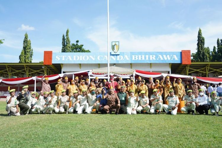 Bupati Kediri Hanindhito Himawan berfoto bersama para petugas dan peserta upacara bendera HUT ke-77 RI di Stadion Canda Bhirawa, Rabu (17/8/2022).