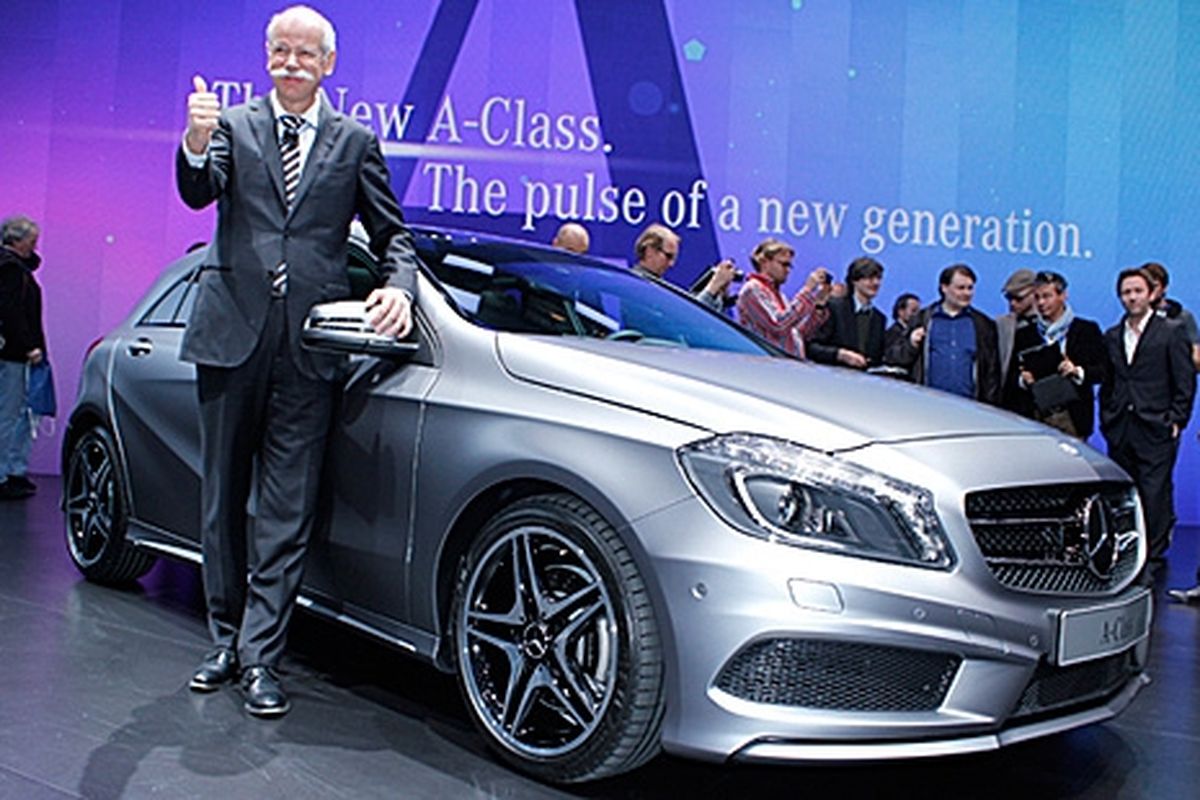 Dr. Dieter Zetsche, CEO Daimler AG dan Head Mercedes-Benz cars memperkenalkan A-Class terbaru