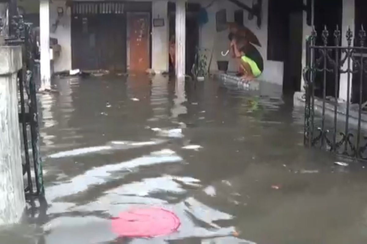Hujan deras membuat puluhan rumah di Jalan Sekolahan, RT 003 dan 004/RW 002 Kelurahan Tengah, Kecamatan Kramatjati, Jakarta Timur, terendam banjir, Minggu (15/5/2022) sore.