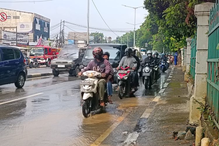 Jalan Hek di Kramatjati, Jakarta Timur, digenangi luapan air dari Kali Baru pada Senin (19/6/2023) pagi.
