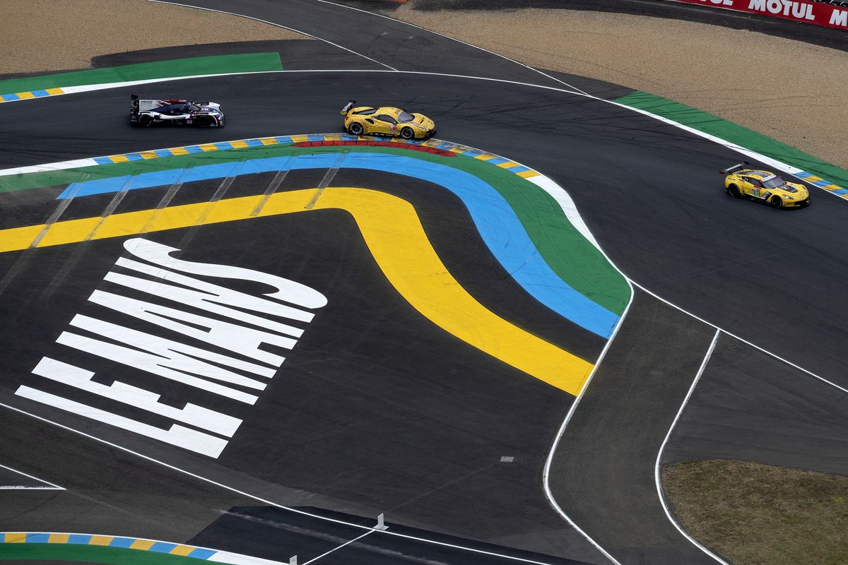 Pemandangan balapan Le Mans 24 Hours di Circuit de la Sarthe tahun 2019