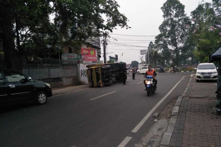 Truk boks bermuatan disinfektan terguling di Jalan Pondok Kopi Raya, Duren Sawit, Jakarta Timur, Senin (15/6/2020).