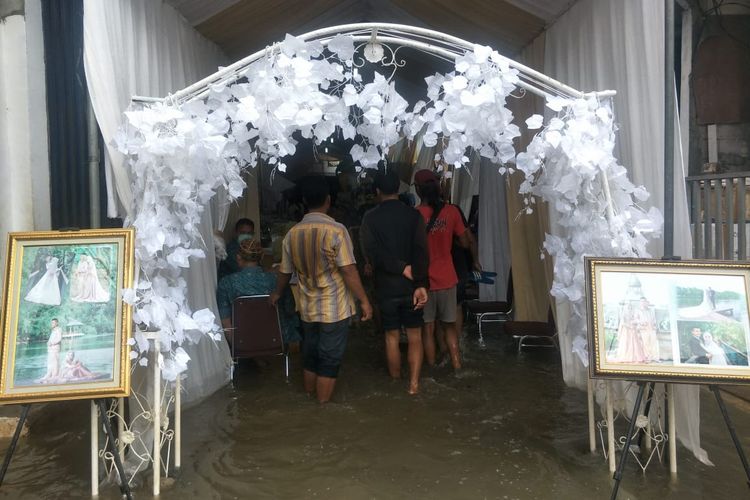 Salah satu warga Muara Angke gelar pesta pernikahan di tengah banjir rob, Rabu (18/11/2020).
